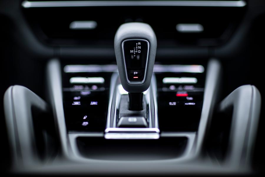 Детали интерьера Porsche Cayenne Coupe 2020 года  (JP) (фото 9 из 21)